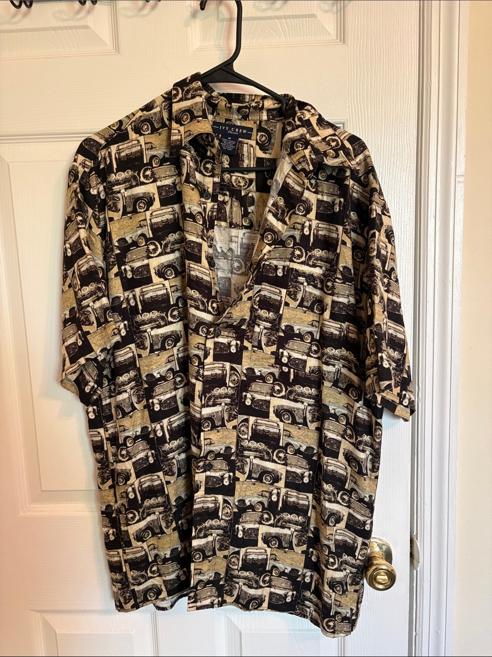 Ivy Crew Short-Sleeve Button-Down Shirt in Black and Cream Car Print